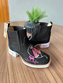 Botina Conceição - Couro Nobuck Preto/ Bordado Padroeira Rosa