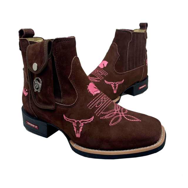 BotinaCanivete Tourinho\n                                    - Com Menina da Pecuária | Couro Nobuck Chocolate | Bordado Rosa Claro