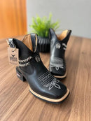 Botina Cano Médio Marcela - Couro Látego Preto/Com Correntes