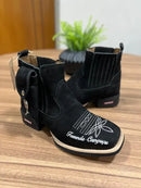 Botina Carlos com Kit Canivete - Couro Nobuck Preto/ Bordado Florão