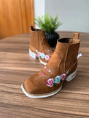 Botina Laís - Couro Nobuck Castor/ Bordado Flores Rosa e Azul