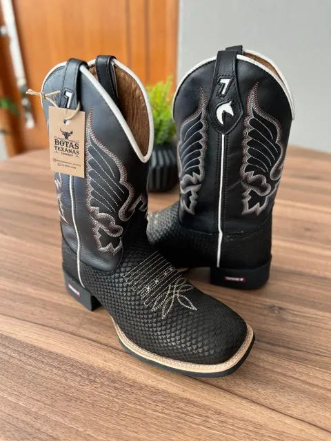 Texana Bruno - Couro Látego e Tilápia Preto/ Bordado Asas Bege