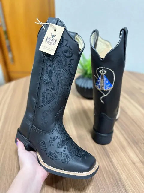 Texana Maria Alice - Couro Látego Preto/ Bordado Tribal  Preto com Cruz e Padroeira