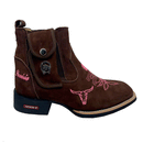 BotinaCanivete Tourinho\n                                    - Com Menina da Pecuária | Couro Nobuck Chocolate | Bordado Rosa Claro