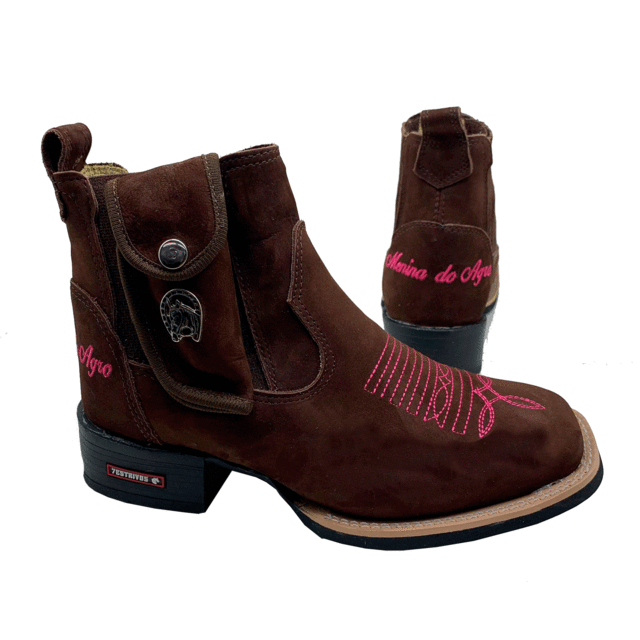 BotinaCanivete Tradicional\n                                    - Com Menina do Agro | Couro Nobuck Chocolate | Bordado Rosa