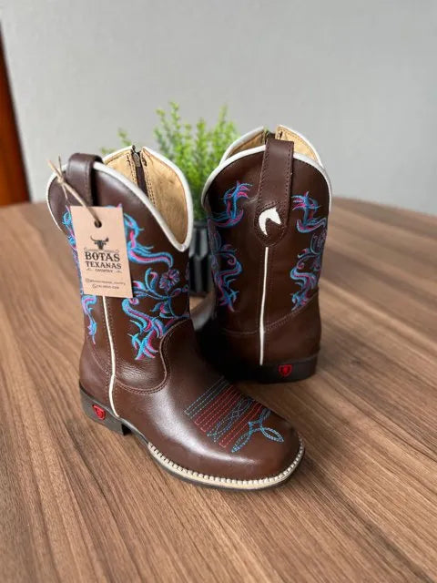 Texana Manuela Infantil - Couro Látego Marrom/Bordado Ramos Rosa e Azul