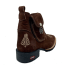 BotinaCanivete Tradicional\n                                    - Com Nossa Senhora Aparecida no Calcanhar | Couro Nobuck Chocolate | Bordado Bege