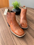 Botina Matias - Couro Pinhão Queimado/Bordado Florão Bege