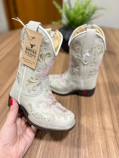 Texana Maria Infantil - Couro Off-White/Bordado Cruz e Padroeira Rosa Ramos Bege