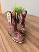 Texana Milena Infantil - Couro Horse Nescau/Bordado Padroeira Rosa