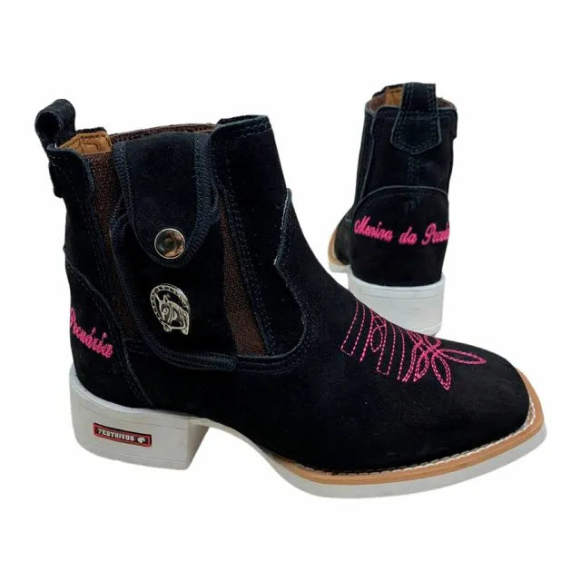 BotinaCanivete Tradicional\n                                    - Com Menina da Pecuária | Couro Nobuck Preto | Bordado Rosa | Solado Branco