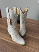 Texana Alice Bico Fino - Couro Off-White/Bordado Tribal Bege com Metais