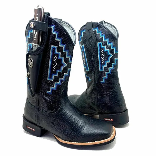 BotaFaca Agroboy\n                                    - Couro Cano Látego Estilizado em Tilápia Preta | Gáspea Látego Estilizado em Jacaré Preto | Bordado Azul e Branco