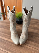 Texana Isabela Bico Fino - Couro Off-White/Bordado Cruz Marrom e Bege