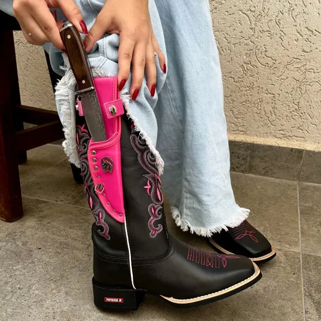 BotaFaca Heloisa 2.0\n                                    - Couro Látego Preto | Bordado Branco e Rosa