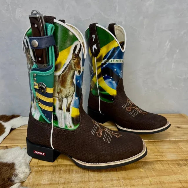 BotaFaca Muladeiros do Brasil\n                                    - Couro Cano Nobuck Cru com Estampa | Couro Gáspea Nobuck Chocolate Estilizado em Tilápia | Florão com Cruz e Bainha Brasileira