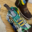 BotaFaca Muladeiros do Brasil\n                                    - Couro Cano Nobuck Cru com Estampa | Couro Gáspea Nobuck Chocolate Estilizado em Tilápia | Florão com Cruz e Bainha Brasileira