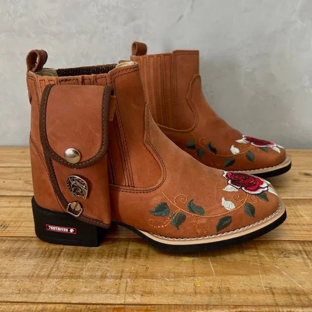BotinaCanivete Amanda\n                                    - Couro Crazy Horse Telha | Bordado Flores