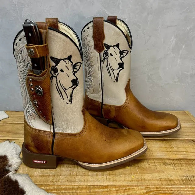 BotaFaca Boi Nelore\n                                    - Couro Cano Napa Flay Bege | Couro Gaspea Fóssil Havana | Bordado Preto com Linhas