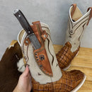 BotaFaca Bruto \n                                    - Couro Cano Napa Flay Bege | Couro Gáspea Latego Mostarda Estilizado em Dinossauro | Bordado Bege e Marrom