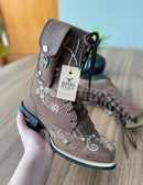 Coturno Estela com Kit Canivete - Couro Horse Nescau/Bordado Flores Marrom e Bege com Metais