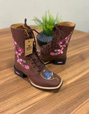 Coturno Estela Maria - Couro Horse Nescau/Bordado Flores Rosa e Padroeira com Metais