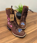 Coturno Estela Maria - Couro Horse Nescau/Bordado Flores Rosa e Padroeira com Metais