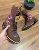 Coturno Estela Maria - Couro Horse Nescau/Bordado Flores Rosa e Padroeira com Metais