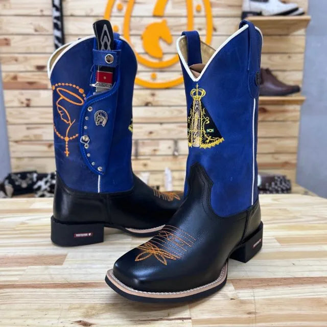 BotaFaca Padroeira\n                                    - Couro Cano Fóssil Azul Bic | Couro Gáspea Látego Preto | Bordado Nossa Senhora Tradicional e Terço